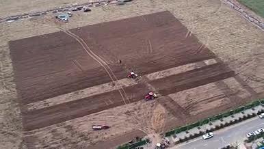 无人机航拍拖拉机耕作视频的预览图